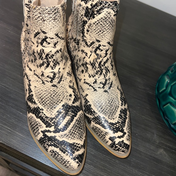 Chase + Chloe Charles Snakeskin Booties Studded Ankle Boots Size 6 Black/Tan - Picture 2 of 4